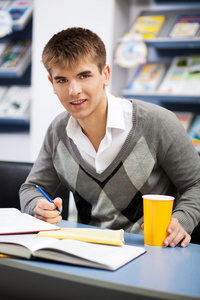 英俊的男同学在大学图书馆