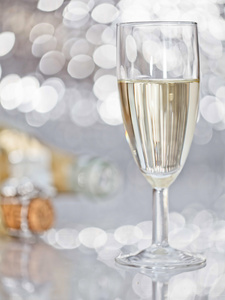 glas 香槟和瓶与节日背景