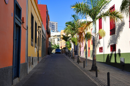多彩房子的特内里费岛 圣克鲁斯金丝雀的街道上