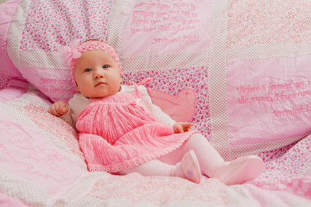 粉红色毯子上的女婴