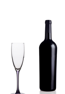 玻璃和孤立在白色背景的瓶的葡萄酒