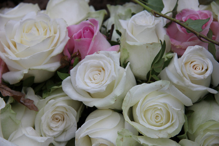 粉红和白色新娘插花