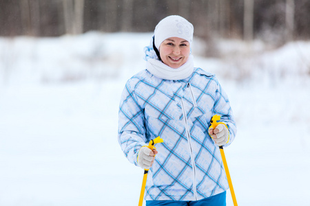 滑雪白种女人画像和滑雪杖在手中