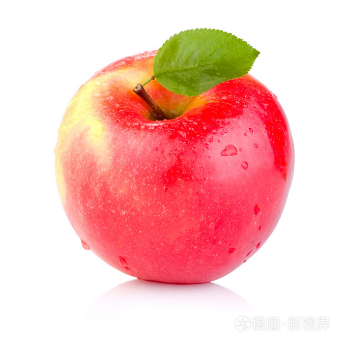 单个多汁红苹果与叶和水隔离 o 滴