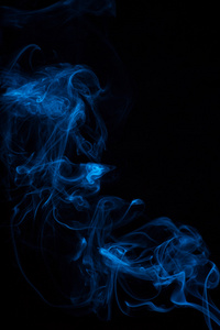 孤立在黑色的抽象蓝色烟雾