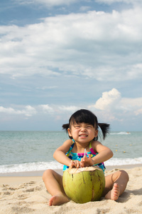 亚洲宝贝女儿在海滩上