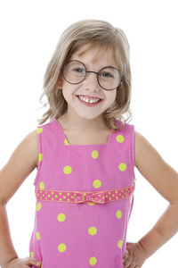 腰部上面微笑的小女孩，戴着眼镜和粉红色的裙子的形象