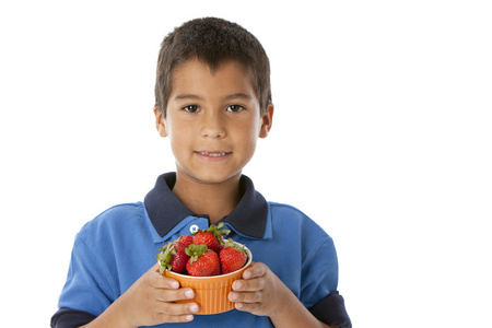 健康饮食。白人小男孩抱着草莓新鲜多汁碗