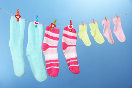 多彩的袜子挂在晾衣绳上颜色背景