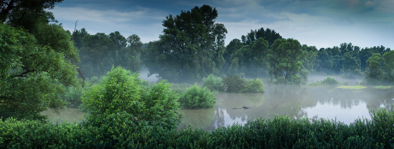 喜水浸在自然中的 res 全景