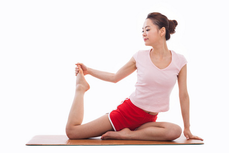 年轻的亚洲女人练习瑜伽