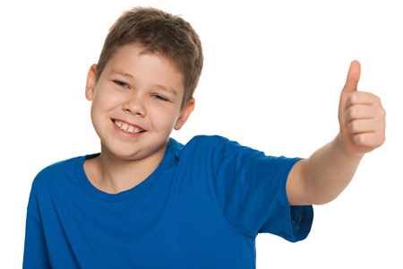 性格开朗的男孩举起他的拇指的蓝色衬衫