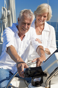 幸福的高级夫妻坐在车轮的一艘帆船