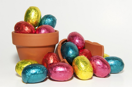 彩色的复活节彩蛋和陶土花盆