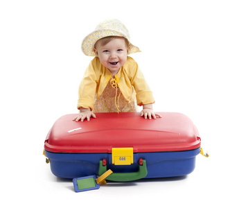 带红色和蓝色的手提箱，在白色的笑宝宝