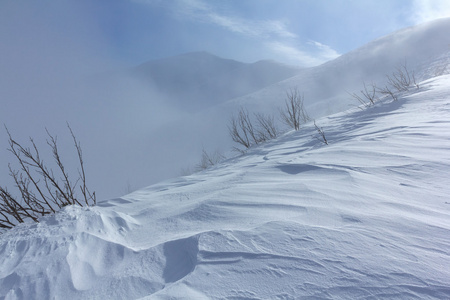 山边坡在雪中图片