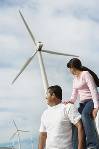 父亲和女儿附近风电场风力发电机组