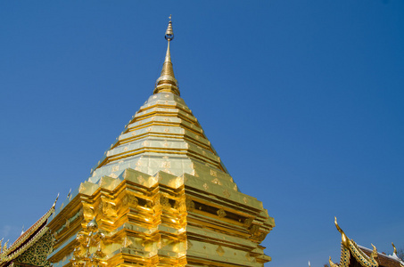 在佛寺中的金色佛宝塔。