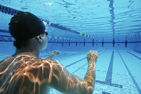 男游泳运动员准备好游泳