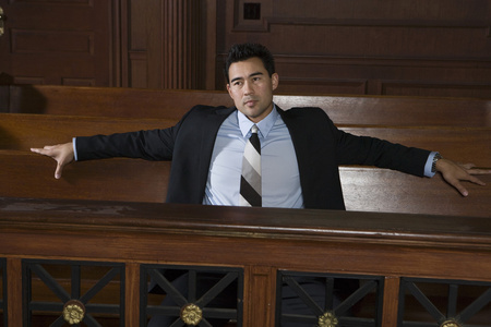 坐在法庭上周到男律师