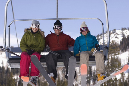 快乐滑雪者在椅上