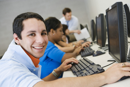 高中学生在计算机实验室