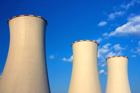 三个冷却水塔的煤电厂图片