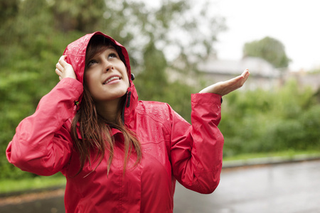 年轻女子穿雨衣