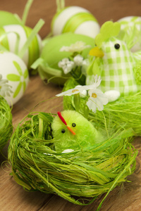 复活节餐桌装饰与鸡