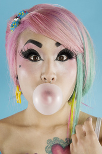 吹泡泡糖的年轻女人肖像