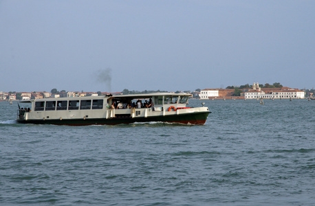 渡船船运送旅客在威尼斯
