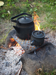 茶壶和在夏天的火烧水壶图片