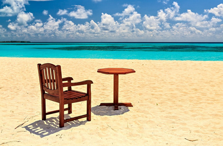 椅子和桌子都在海滩上