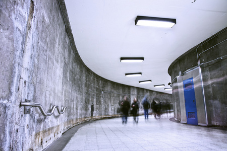 它是蒙特利尔地铁站的一部分的 grunge 走廊