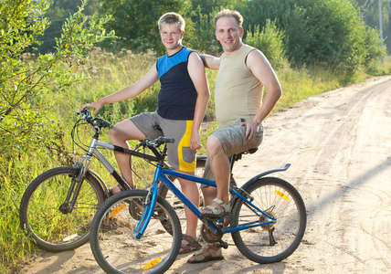 父亲与儿子骑自行车