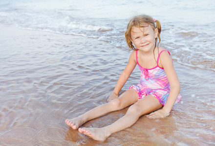 可爱快乐的微笑女孩海滩度假