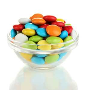孤立在白色的玻璃碗里的多彩糖果