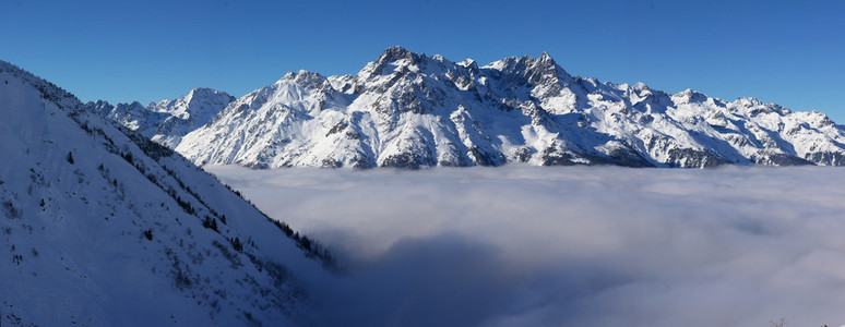 冬天山上的全景视图