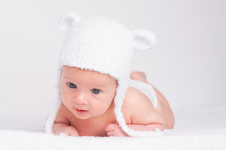 一顶滑稽的帽子的可爱小宝宝的肖像