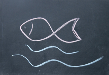 黑板上用粉笔绘制的鱼标志