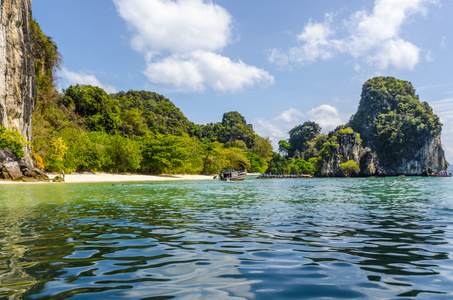 沿海峭壁和在岛上，在泰国象岛海滩