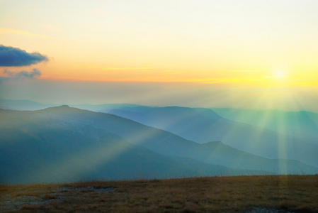 美丽的夕阳在山