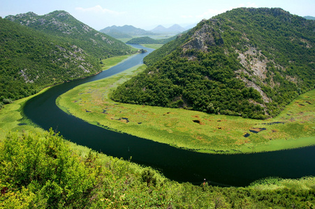 在黑山的 crnojevica 河