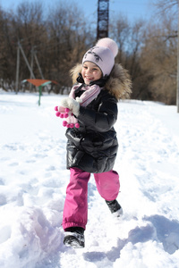 漂亮的小女孩在冬季公园
