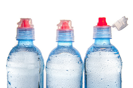 饮用水被隔绝在白色的塑料瓶