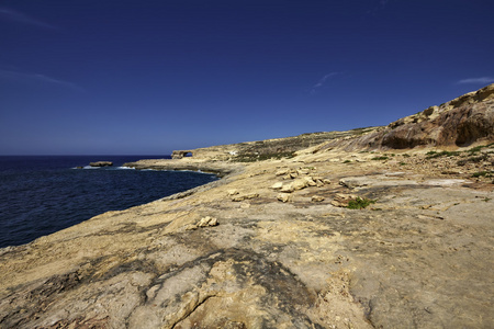 天青窗口摇滚附近海岸线岩石的全景视图