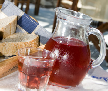 自制玫瑰酒和硬面包在希腊岛屿图威玛