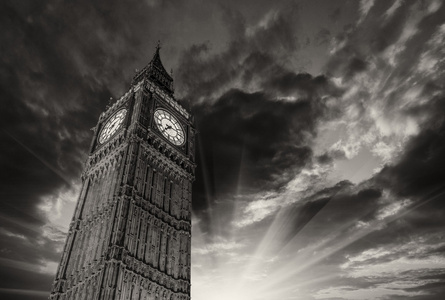 伦敦的大笨钟塔和时钟在太阳美妙向上的看法