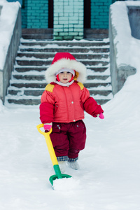 孩子挖雪铲