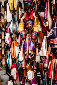 五彩缤纷的摩洛哥拖鞋，马拉喀什